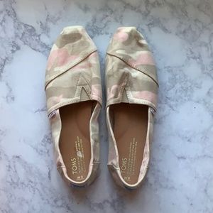 Pink Camo Tom's Womens Size 9
